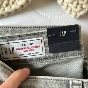 NWT GAP universal jegging mid rise